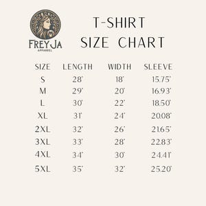 Op de afbeelding: T-shirt maattabel met metingen in inches voor maten S tot en met 5XL. De tabel toont de lengte, breedte en mouwlengte.