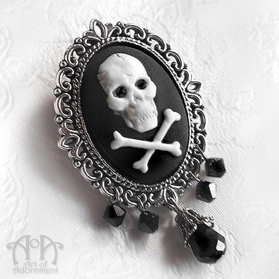Broche Camée Antique En Résine Argentée - Motif Pirate Gitane Femme Avec Crâne, Neuf Sans Emballage