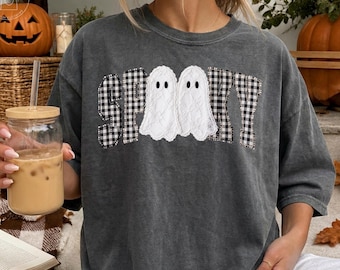 Camiseta Comfort Colors® Spooky Ghost, camisa de Halloween con estampado de cuadros vichy (impresión DTG)