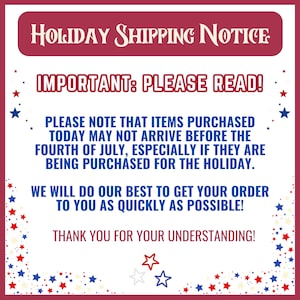 Puede incluir: Un letrero cuadrado blanco con borde rojo y estrellas rojas y azules. El texto dice: HOLIDAY SHIPPING NOTICE, IMPORTANT: PLEASE READ! PLEASE NOTE THAT ITEMS PURCHASED TODAY MAY NOT ARRIVE BEFORE THE FOURTH OF JULY. THANK YOU FOR YOUR UNDERSTANDING!
