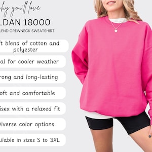 Puede incluir: Una sudadera de cuello redondo rosa brillante Gildan 18000. La imagen muestra a una persona que lleva la sudadera, que tiene un ajuste relajado. El texto en el lado izquierdo de la imagen destaca caracter&iacute;sticas como una suave mezcla de algod&oacute;n y poli&eacute;ster y tallas unisex.