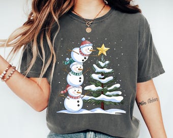 Camiseta navideña con muñeco de nieve de Comfort Colors®, camiseta navideña con texto "Let It Snow", regalo navideño para mujer, divertida camiseta con árbol de Navidad, camiseta de Feliz Navidad