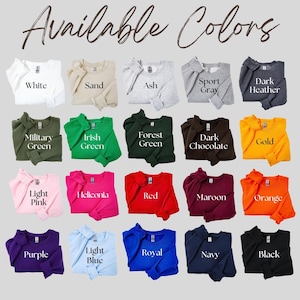 Puede incluir: Una exhibici&oacute;n de sudaderas en varios colores, incluyendo blanco, arena, ceniza y gris oscuro. El texto "Available Colors" est&aacute; en la parte superior. Otros colores incluyen verde militar, verde irland&eacute;s, verde bosque, chocolate negro, dorado, rosa claro, heliconia, rojo, granate, naranja, morado, azul claro, real, marino y negro.