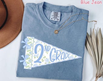 Camiseta de maestro con banderín personalizado Comfort Colors®, camiseta de regreso a clases, camisetas de equipo de maestros de cada grado, camiseta de escuela primaria con lazo coqueto