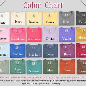 Puede incluir: Una carta de colores que muestra veinticuatro camisetas en varios tonos, incluyendo blanco, marfil, pl&aacute;tano, mantequilla, gris, pimienta, flor, crunchberry, sand&iacute;a, orqu&iacute;dea, violeta, mostaza, chambray, azul flo, azul jean, mezclilla, baya, carmes&iacute;, bah&iacute;a, verde claro, espuma de mar, musgo, &ntilde;ame y espresso.