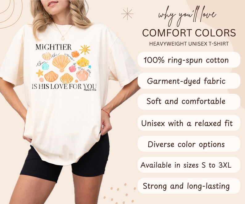 K&ouml;nnte beinhalten: Cremefarbenes, schweres Unisex-T-Shirt mit dem Text "MIGHTIER IS HIS LOVE FOR YOU" und einer Muschel-Grafik. Das Shirt tr&auml;gt auch den Text "PSALM 93:4". Das Shirt besteht aus 100 % ringgesponnener Baumwolle und ist in den Gr&ouml;&szlig;en S bis 3XL erh&auml;ltlich.