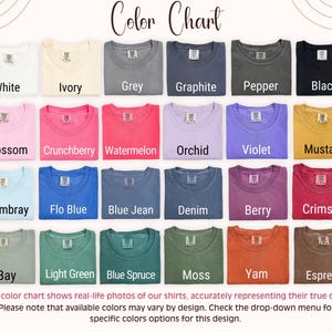 Peut inclure: Un nuancier de couleurs pr&eacute;sentant des t-shirts de diff&eacute;rentes couleurs, dont blanc, ivoire, gris, graphite, poivre et noir. D'autres couleurs incluent blossom, crunchberry, past&egrave;que, orchid&eacute;e, violet et moutarde. D'autres couleurs sont chambray, flo blue, blue jean, denim, berry et cramoisi.