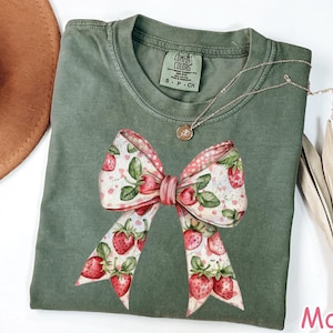 Comfort Colors® Strawberry Shirt Coquette Bow Strawberry Aesthetic Shirt for Women Trendy Strawberry Festival Shirt Vintage Strawberries Tee