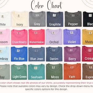 Puede incluir: Una carta de colores que muestra veinticuatro camisetas dobladas en varios tonos, incluyendo blanco, marfil, gris, grafito, pimienta, negro, flor, crunchberry, sand&iacute;a, orqu&iacute;dea, violeta, mostaza, chambray, azul flo, azul jean, mezclilla, baya, carmes&iacute;, bah&iacute;a, verde claro, espuma de mar, musgo, &ntilde;ame y espresso.
