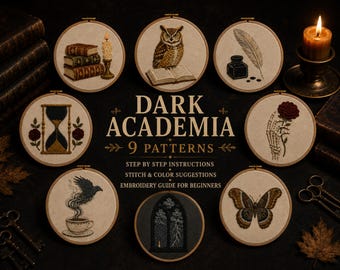 Puede incluir: Nueve patrones de bordado con temática de dark academia. Cada diseño está en un aro redondo y presenta motivos como un búho, un reloj de arena, libros y un cuervo. Se muestra el texto "DARK ACADEMIA" y "9 PATTERNS".