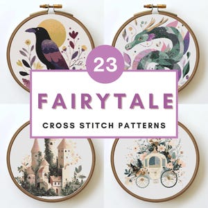Può includere: Una collezione di 23 schemi di punto croce a tema fiabesco esposti in telai da ricamo in legno. I disegni includono un corvo, un drago, un castello e una carrozza. La parola "FAIRYTALE" è visualizzata in grandi lettere viola.