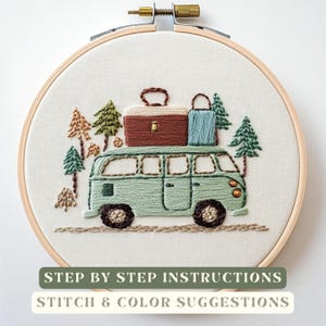 Peut inclure: Broderie sur cerceau représentant un van vert avec des bagages sur le toit, entouré d'arbres. Le motif comprend le texte "STEP BY STEP INSTRUCTIONS" et "STITCH & COLOR SUGGESTIONS" dans une bannière verte. La broderie est dans un cerceau en bois.