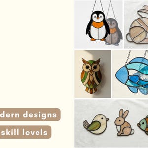 Op de afbeelding: Een verzameling glas-in-lood dierenornamenten, waaronder een pingu&iuml;n, een uil, een vis, een konijn en een vogel. De ornamenten zijn in verschillende kleuren en ontwerpen, met metalen kettinghangers. De tekst "Modern designs" en "All skill levels" is ook aanwezig.