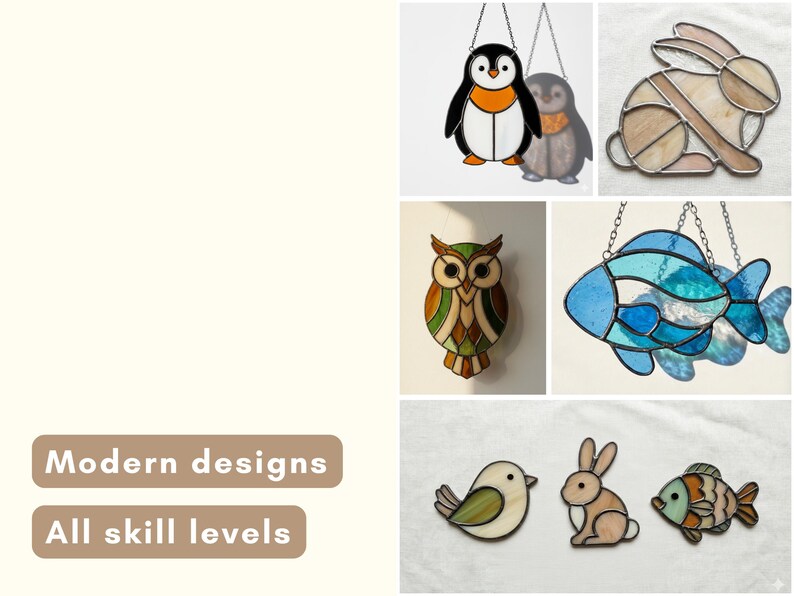 Op de afbeelding: Een verzameling glas-in-lood dierenornamenten, waaronder een pingu&iuml;n, een uil, een vis, een konijn en een vogel. De ornamenten zijn in verschillende kleuren en ontwerpen, met metalen kettinghangers. De tekst "Modern designs" en "All skill levels" is ook aanwezig.
