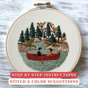 Puede incluir: Arte de aro bordado que presenta una canoa roja con dos figuras en un lago, rodeada de árboles verdes y rocas marrones. La obra de arte está enmarcada en un aro de madera. El texto en la parte inferior dice "STEP BY STEP INSTRUCTIONS" y "STITCH & COLOR SUGGESTIONS".