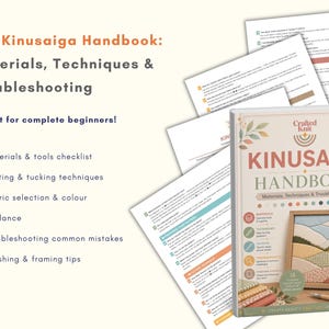 Op de afbeelding: Het Kinusaiga Handboek, een gids voor beginners, behandelt materialen, technieken en probleemoplossing. Er zijn verschillende afgedrukte pagina's zichtbaar. De boekomslag toont een landschap en de tekst "Crafted Knit".