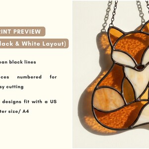 Op de afbeelding: Gebrandschilderde vossen-suncatcher met oranje, witte en gele panelen, omlijnd in zwart. De vos hangt aan een ketting. De afbeelding bevat de tekst: "PRINT PREVIEW (Black & White Layout)".