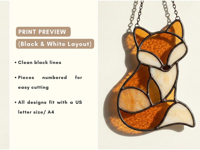 Op de afbeelding: Gebrandschilderde vossen-suncatcher met oranje, witte en gele panelen, omlijnd in zwart. De vos hangt aan een ketting. De afbeelding bevat de tekst: "PRINT PREVIEW (Black & White Layout)".