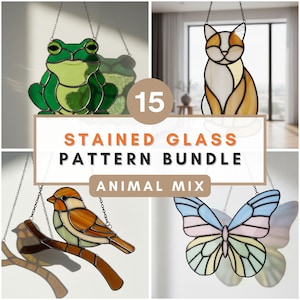 Op de afbeelding: Een verzameling glas-in-lood dierenpatronen, waaronder een kikker, kat, vogel en vlinder. De afbeelding bevat de tekst "15 STAINED GLASS PATTERN BUNDLE ANIMAL MIX". Elk stuk is opgehangen aan een ketting.