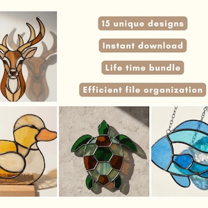 Op de afbeelding: Een verzameling glas-in-lood dierontwerpen, waaronder een hertenkop, een eend, een schildpad en een vis. Het hert is bruin en bruin, de eend is geel en oranje, de schildpad is groen en bruin en de vis is blauw. Tekst op de afbeelding: 15 unieke ontwerpen, direct downloaden, levenslange bundel, effici&euml;nte bestandsorganisatie.