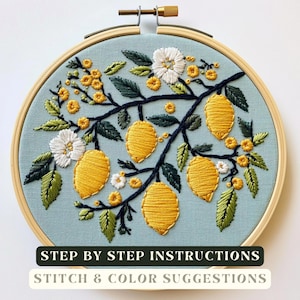 Puede incluir: Arte de bordado en bastidor con diseño de rama de limón. La obra presenta limones amarillos, flores blancas y amarillas, y hojas verdes sobre tela azul claro. El bastidor de madera está asegurado con un tornillo de latón. Texto: "STEP BY STEP INSTRUCTIONS" y "STITCH & COLOR SUGGESTIONS."