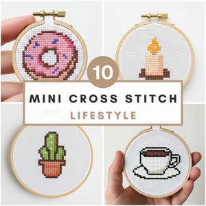 Puede incluir: Una colección de diez diseños de punto de cruz en miniatura, cada uno en un bastidor de madera. Los diseños incluyen una rosquilla, una vela, un cactus y una taza de café. El texto "10 MINI CROSS STITCH LIFESTYLE" se muestra en el centro.