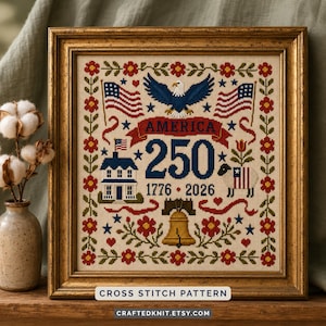 Puede incluir: Un patrón de punto de cruz enmarcado con un tema patriótico. El diseño presenta un águila, banderas americanas y la palabra "AMERICA" sobre el número "250". El marco es dorado y el texto "CROSS STITCH PATTERN" está en la parte inferior.