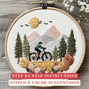 Może przedstawiać: Haft na tamborku przedstawiający scenę jazdy na rowerze górskim. Projekt obejmuje rowerzystę, góry, drzewa i słońce. Paleta kolorów obejmuje zielony, różowy, szary i żółty. Tekst na dole brzmi "STEP BY STEP INSTRUCTIONS" i "STITCH & COLOR SUGGESTIONS".
