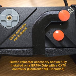 Puede incluir: Empuñadura de mando negra con botones y detalles en naranja. La empuñadura tiene un mando direccional gris y el texto "CX78 controller not included". El texto "Button relocator accessory" también es visible.