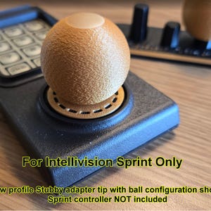 Könnte beinhalten: Ein Set aus drei Keramikbechern mit gesprenkelter, matter Oberfläche. Die Becher sind in den Farbtönen Creme, Hellgrau und Dunkelgrau gehalten. Jeder Becher hat ein schlichtes, minimalistisches Design, ideal für Kaffee oder Tee.