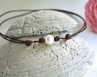 Classic Pearl Necklace/Pearl on Leather Necklace/Freshwater Pearl Choker/Pearl Jewelry/Leather and Pearls/Women's Necklace/Gift Idea For Her