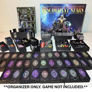 Puede incluir: Una taza de cerámica blanca con un asa negra y el texto "But First, Coffee" en un estilo manuscrito. La taza está sobre una superficie blanca. La taza mide aproximadamente 10 cm de altura.