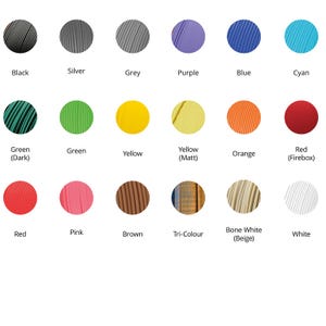 K&ouml;nnte beinhalten: Eine Farbkarte mit 18 kreisf&ouml;rmigen Farbfeldern, jeweils mit einer anderen Farbe und Bezeichnung. Farben sind Schwarz, Silber, Grau, Lila, Blau, Cyan, Dunkelgr&uuml;n, Gr&uuml;n, Gelb, Gelb (Matt), Orange, Rot (Firebox), Rot, Rosa, Braun, Tri-Color, Knochenwei&szlig; (Beige) und Wei&szlig;.