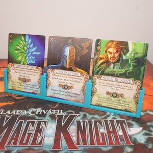 Porte-cartes pour cartes standard (63 mm). Deux formats disponibles. Avec ou sans pochette. Peut contenir 3 cartes de jeu de société standard.