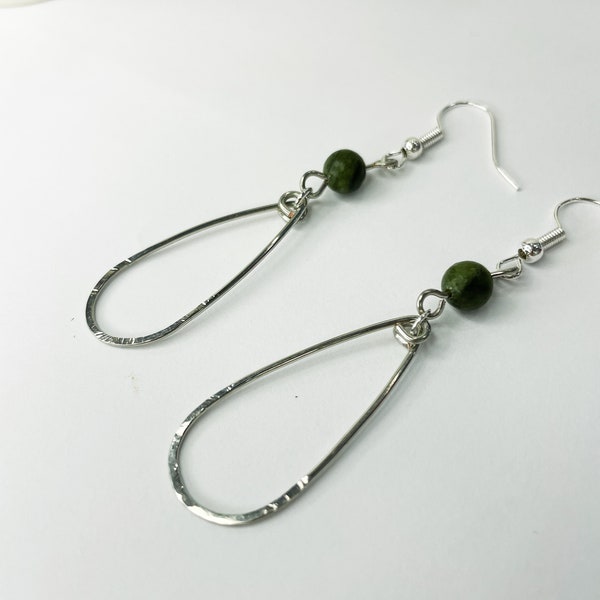 Boucles d'oreilles en forme de larmes avec pierres naturelles de jade verte du sud.