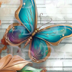 Può includere: Una farfalla blu e oro con ali iridescenti è posata su una foglia marrone. La farfalla ha un corpo dorato e antenne. Lo sfondo è una superficie a strisce bianche e grigie.