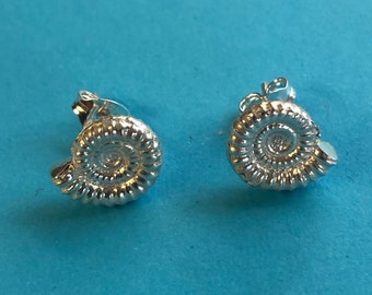 Puces d'oreilles fossiles d'ammonite faites main en argent sterling