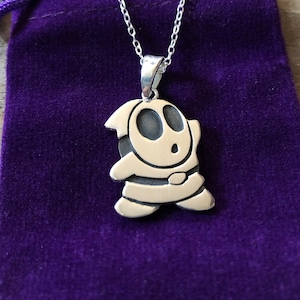 Super Mario Shy Guy Anhänger - handgemachter 925er Silber Anhänger