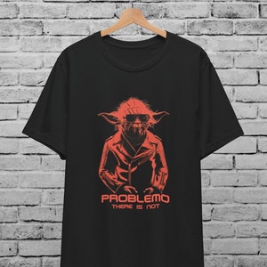 Może przedstawiać: Czarny T-shirt z czerwoną ilustracją postaci Yody w okularach przeciwsłonecznych i skórzanej kurtce. Tekst "PROBLEMO THERE IS NOT" jest nadrukowany na czerwono pod postacią.