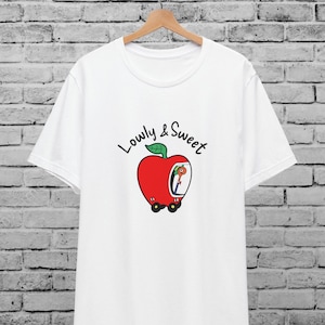 T-shirt multicolore unisex modesta e dolce per uomini e donne, macchina della mela verme, stile cartone animato vintage, verme della mela, regalo divertente e divertente, camicia grafica