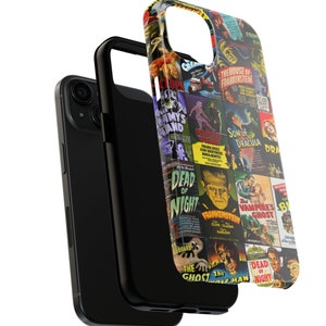 Puede incluir: Una funda de tel&eacute;fono negra con un collage de carteles de pel&iacute;culas de terror vintage. Los carteles incluyen t&iacute;tulos como "La Casa de Frankenstein", "El Hijo de Dr&aacute;cula", "El Fantasma Vampiro" y "Frankenstein".