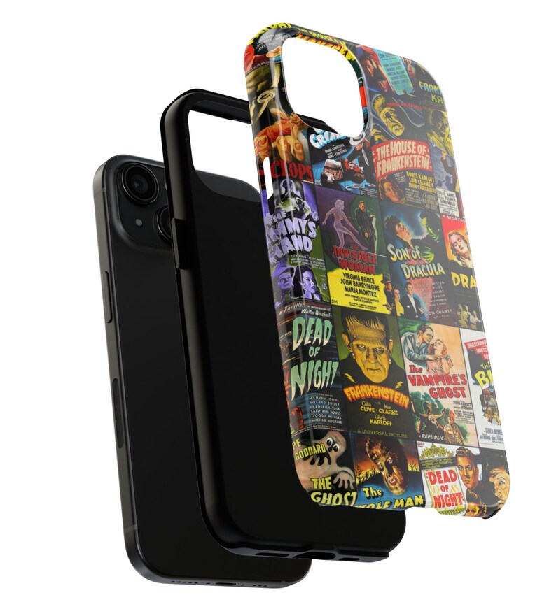 Puede incluir: Una funda de tel&eacute;fono negra con un collage de carteles de pel&iacute;culas de terror vintage. Los carteles incluyen t&iacute;tulos como "La Casa de Frankenstein", "El Hijo de Dr&aacute;cula", "El Fantasma Vampiro" y "Frankenstein".