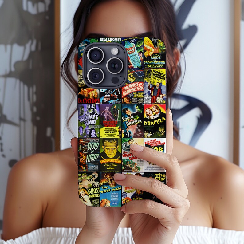 Puede incluir: Una funda negra para iPhone con un collage de carteles de pel&iacute;culas de terror vintage. Los carteles presentan pel&iacute;culas de terror cl&aacute;sicas como "Frankenstein", "Dr&aacute;cula", "La Momia" y "El Hombre Lobo".