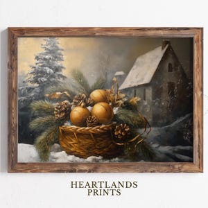 以下が含まれることがあります： 雪に覆われた小さな家の前に、松の枝に囲まれた、金色のクリスマスオーナメントが詰まったバスケットを描いた絵画。バスケットは雪に覆われた地面の上に置かれている。