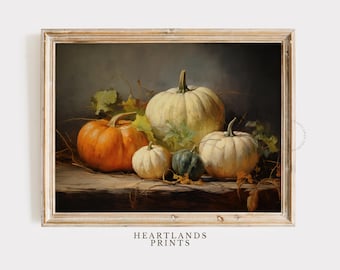 Pode incluir: Uma pintura de natureza morta com um grupo de abóboras e abobrinhas. As abóboras são brancas e verdes, e as abobrinhas são laranja. As abóboras e as abobrinhas estão dispostas sobre uma mesa de madeira com folhas e videiras.