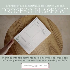 Op de afbeelding: Een witte planner met het woord "LUNES" (Spaans voor maandag) bovenaan. De planner heeft een rasterindeling met lijnen om op te schrijven. De planner ligt op een houten tafel. De tekst "BASADO EN LAS ENSEÑANZAS DE ABRAHAM HICKS PROCESO PLACEMAT" staat bovenaan de afbeelding. De tekst "Planifica intencionalmente tu dia mientras co-creas con la fuente y entras en un estado más suave de permisión. TAMAÑOS A4, A5 Y CARTA DE EE. UU." staat onderaan de afbeelding.