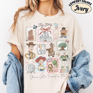 Camiseta Comfort Color® Retro "Tienes un amigo en mí" de Toy Story, Camiseta de Toy Story, Camiseta de Woody y Buzz para la fiesta de Toy Story 2026, Camiseta de Disney Pixar