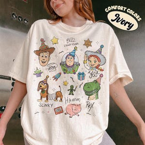 Magliette per la festa di compleanno a tema Toy Story in stile retrò, maglietta con i personaggi di Toy Story per un viaggio, regalo di compleanno per tutta la famiglia con Buzz, Woody e Jessie, il miglior compleanno di sempre immagine 1