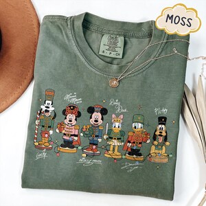 Comfort Colors Disney Musse Pigg och vänner Nötknäpparen jultröja, julfest-tröja, riktigt god jul-tröja, Disneyland familjetröja