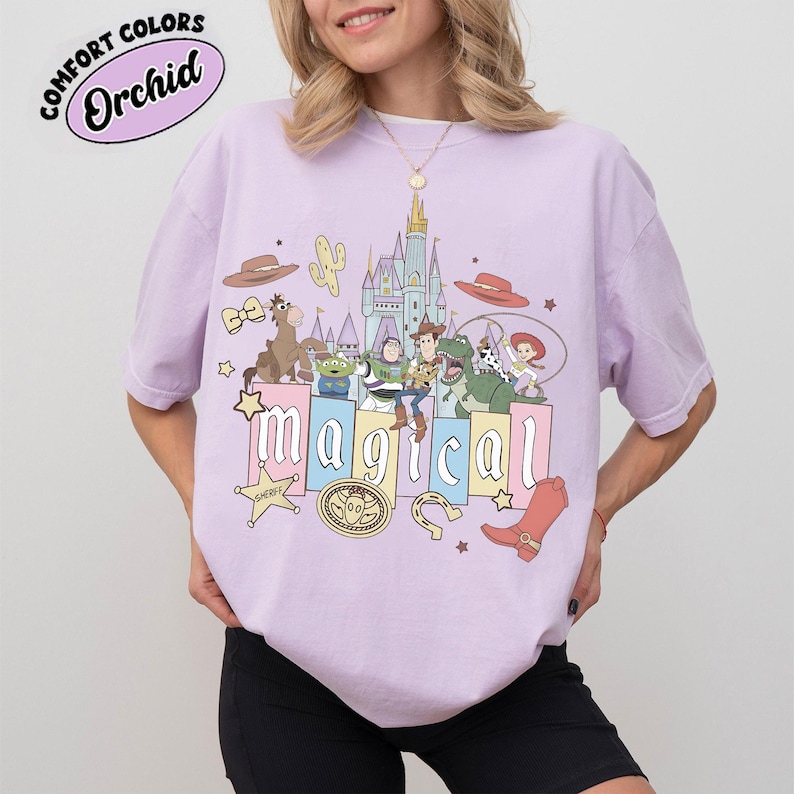 Camiseta retro de Toy Story de Disney, color cómodo, mágica Toy Story, camiseta de Woody, Buzz Lightyear y Rex, Pixar Fest, viaje de vacaciones familiares a Disneyland WDW Orchid